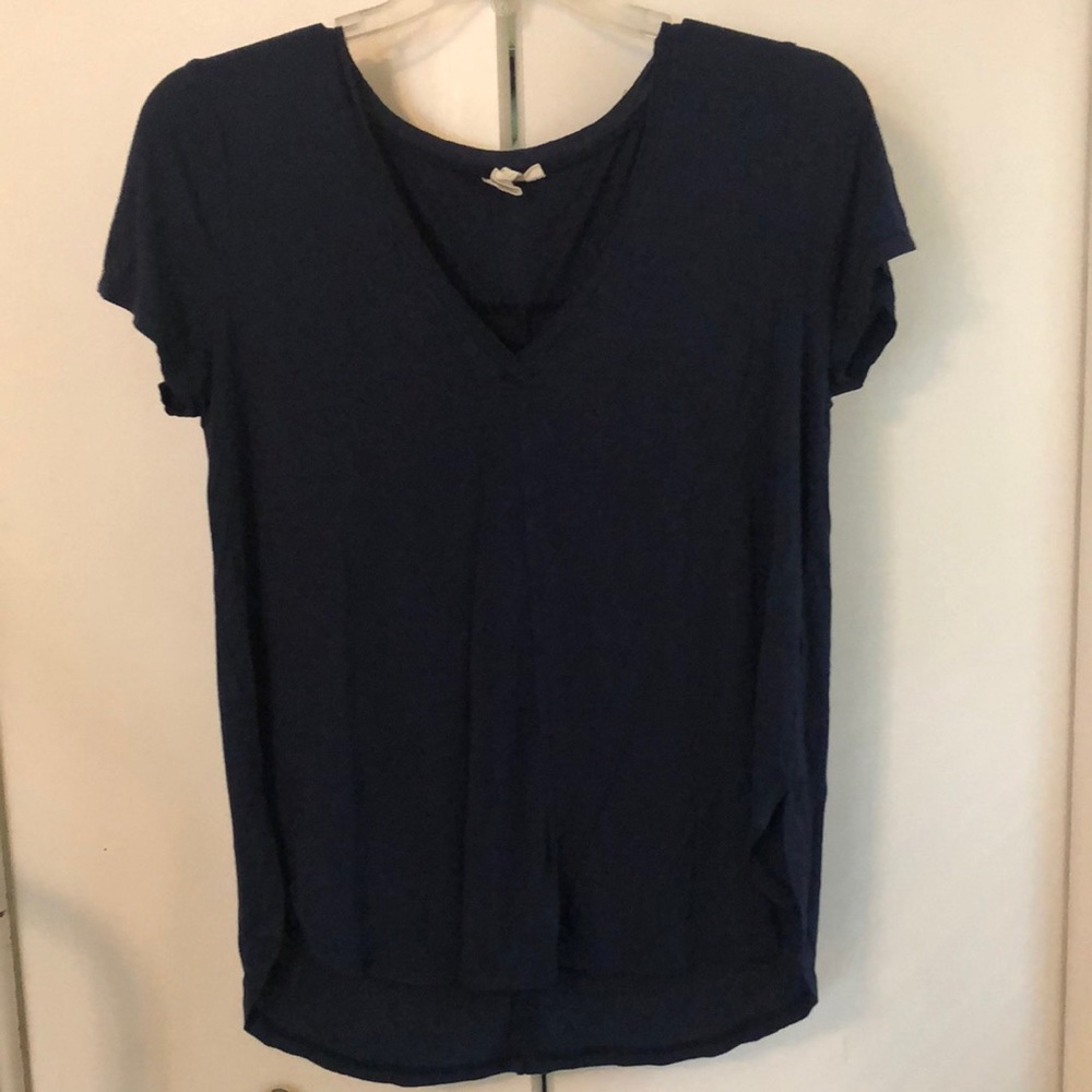 White Crow navy V-neck t-shirt. Size large